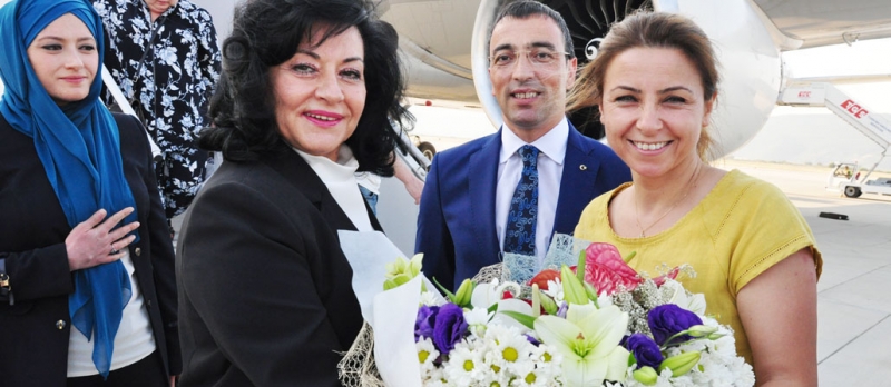 Muğla Valisi Esengül Civelek, Milas - Bodrum Havalimanı’nda çiçeklerle karşılandı