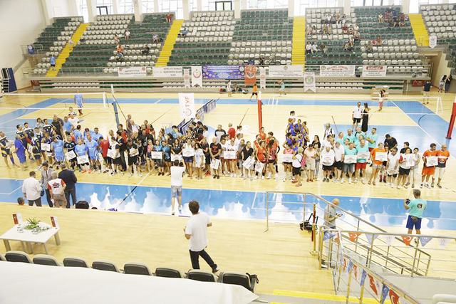 Muğla’da düzenlenen Veteranlar Türkiye Voleybol Şampiyonası’nda,Şampiyonlar Kupalarını aldılar