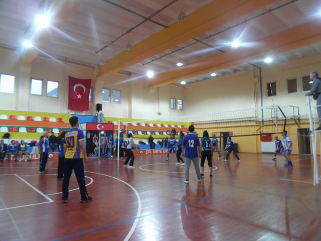 Öğretmenler Voleybol Turnuvasında Buluştular Gruplar ve Maç Trafiği Değişti