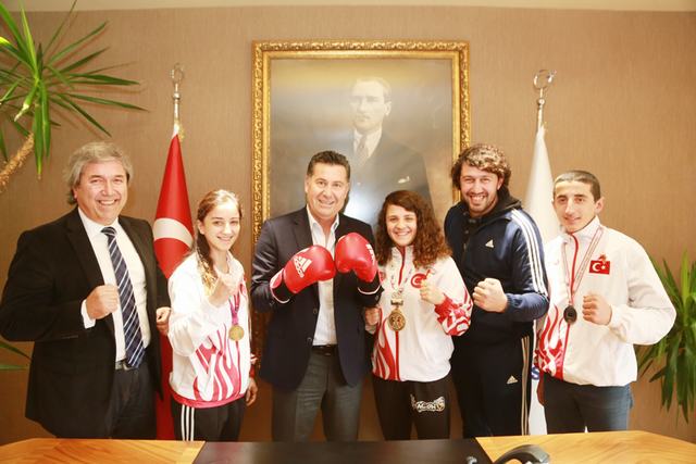 Şampiyon sporcular Başkan Kocadon’u ziyaret etti