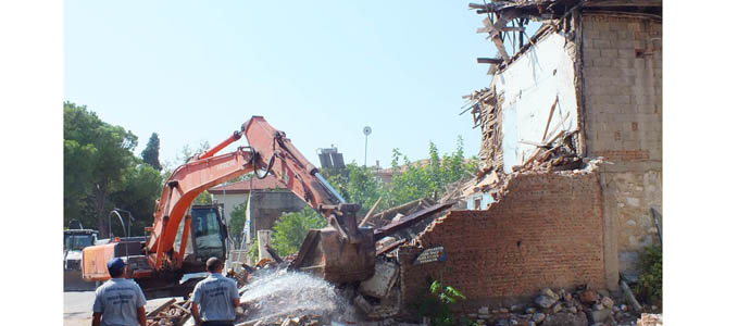 Tehlike oluşturan binanın bir kısmı yıkıldı
