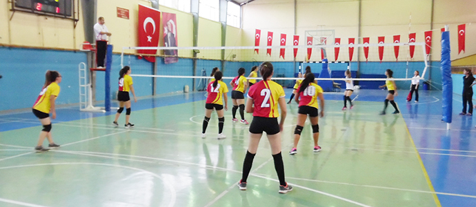 Yıldız Kızlar Voleybol Ligine Bir Galibiyet ve Bir Mağlubiyetle Başladık