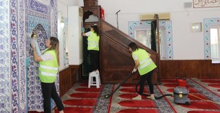 Büyükşehirden Bayram Öncesi Cami Temizliği