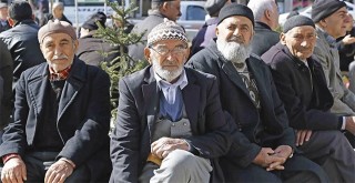 Emekliler bayram ikramiyelerinin bir maaş tutarında olması için Türkiye genelinde alanlara çıkıyor