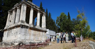 Başkan Topuz, Gümüşkesen Mezar Anıtı’ndaki Çalışmaları İnceledi