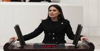 AKBÜK’TE KIYI HAKKI GASP EDİLEMEZ!   CHP'Lİ ÖZCAN, MUÇEV VE RUHSATSIZ YAPILAŞMA İDDİALARINI TBMM GÜNDEMİNE TAŞIDI