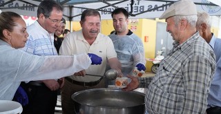 Milas Belediyesi Vatandaşlara Aşure İkram Etti