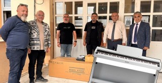 Milas Lisesi Mezunları Derneği’nden Anlamlı Bağış: Okula Piyano Kazandırdılar