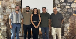 Milas’ta Tarihi Han’da Sinema Keyfi: “Devrim Arabaları” Açık Havada Gösterildi