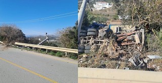 Kamyon Şarampole Devrildi, Sürücü Sıkıştı