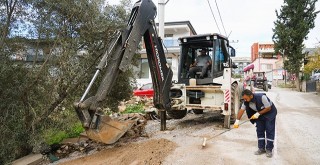 Milas’ta Yağış Sonrası Yol Onarımları Sürdürülüyor