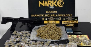 Uyuşturucu, Silah ve Yüklü Miktarda Para Operasyonla Ele Geçirildi