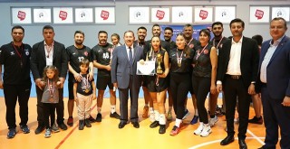 Başkan Topuz Kupa ve Madalyaları Sporculara Takdim Etti