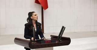 Gizem Özcan’dan Asgari Ücret Çıkışı: “Emekçiler alın teriyle büyüttüğü pastadan kırıntı değil hakkını istiyor”