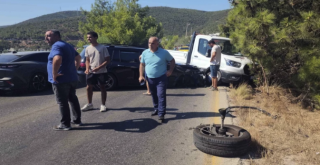 Turistik Güzergâhta Kaza: 3 Araç Çarpıştı, Yol Kapandı