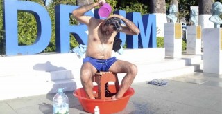 6 Gündür Evine Su Akmadığını Söyleyen Vatandaş, Tepkisini Meydanda Duş Alarak Gösterdi