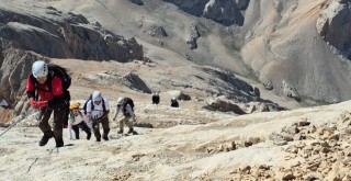 Milas Dağcıları Demirkazık Zirvesinde