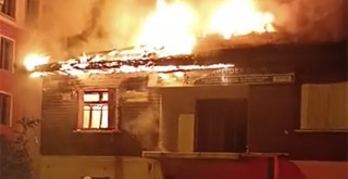 Milas’ta Metruk Binada Yangın: Çatı Kullanılamaz Hale Geldi